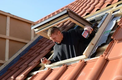 Pose de fenêtres de toit Velux à Haut-du-Them-Château-Lambert